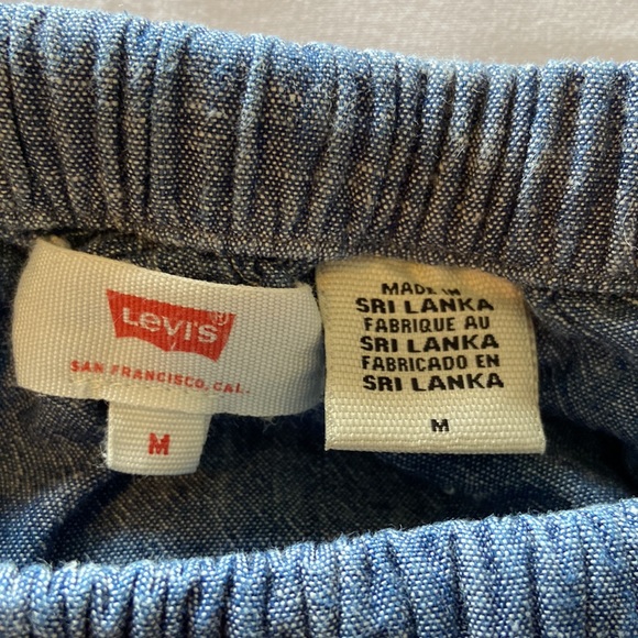 Levi’s off the shoulder denim chambray top for Women. Size Medium. EUC. - Picture 6 of 8